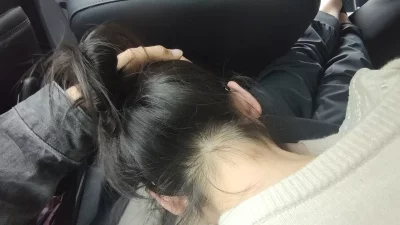 真实人妻偷情车内口爆，来电话以为老公，对话刺激
